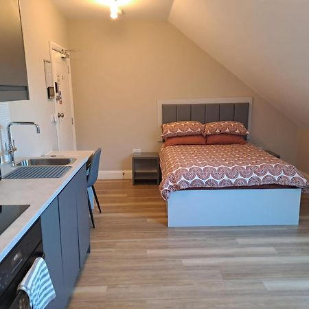 Sands House - Luxury Modern Studios With Secure Parking In Epsom, Surrey Extérieur photo